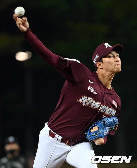 30일 오후 광주기아챔피언스필드에서 ‘2021 신한은행 SOL KBO리그’ KIA 타이거즈와 키움 히어로즈의 경기가 열렸다. 1회말 키움 선발 안우진이 힘차게 공을 던지고 있다. 2021.09.30 /cej@osen.co.kr