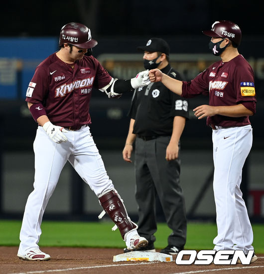 30일 오후 광주기아챔피언스필드에서 ‘2021 신한은행 SOL KBO리그’ KIA 타이거즈와 키움 히어로즈의 경기가 열렸다.1회초 1사 1,2루 키움 박병호가 선취 1타점 좌익선상 적시타를 때려낸 뒤 오태근 코치와 기뻐하고 있다. 2021.09.30 /cej@osen.co.kr