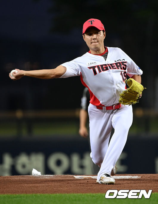 30일 오후 광주기아챔피언스필드에서 ‘2021 신한은행 SOL KBO리그’ KIA 타이거즈와 키움 히어로즈의 경기가 열렸다. 1회초 KIA 선발 윤중현이 힘차게 공을 던지고 있다. 2021.09.30 /cej@osen.co.kr