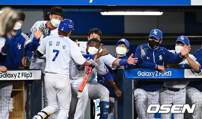 2회말 2사 2루에서 삼성 김상수가 좌월 투런 홈런을 치고 더그아웃에서 동료들의 축하를 받고 있다. 2021.09.30 /sunday@osen.co.kr