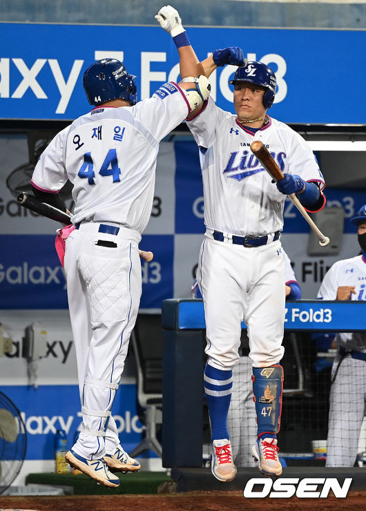 5회말 1사에서 삼성 오재일이 우중간 솔로 홈런을 치고 홈에서 강민호와 세리머니를 펼치고 있다. 2021.09.30 /sunday@osen.co.kr