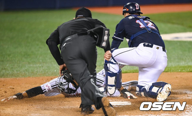 30일 오후 서울 잠실구장에서 2021 신한은행 SOL KBO리그 LG 트윈스와 두산 베어스의 경기가 진행됐다.5회말 1사 1,2루 LG 문보경의 1타점 적시타때 2루 주자 이영빈이 두산 최용제 포수에 막혀 홈터치를 실패하고 있다.  이후 비디오 판독 끝에 2루 주자 이영빈은 최용제 포수의 홈충돌방지법에 대한 진루방해로 세이프 인정됐다 .  2021.09.30 / soul1014@osen.co.kr