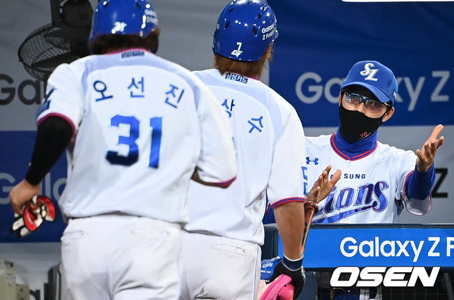 2회말 2사 2루에서 삼성 김상수가 좌월 투런 홈런을 치고 더그아웃에서 허삼영 감독의 축하를 받고 있다. 2021.09.30 /sunday@osen.co.kr