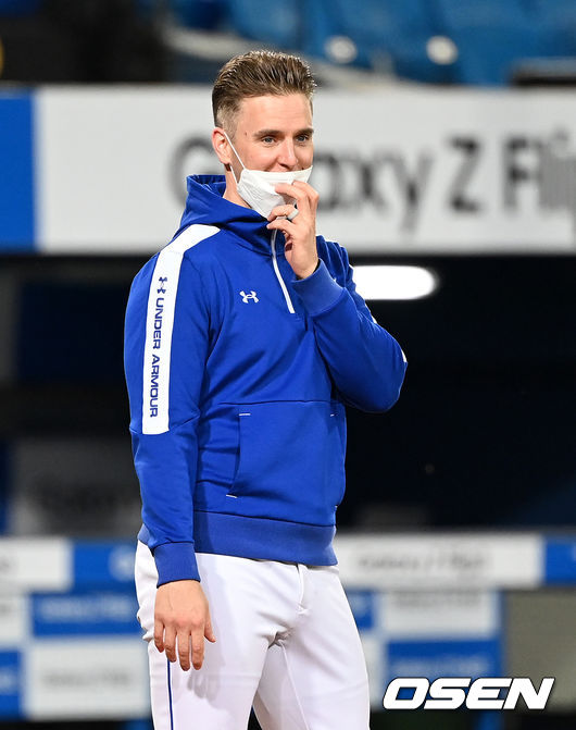 선발 데이비드 뷰캐넌은 시즌 13승 사냥에 성공했고 김상수와 오재일은 나란히 홈런을 터뜨리며 화력 지원에 나섰다. 이로써 삼성은 지난달 18일 대전 경기 이후 한화전 4연승을 질주했다.경기 종료 후 삼성 뷰캐넌이 한화 킹험과 인사를 나누고 있다. 2021.09.30 /sunday@osen.co.kr