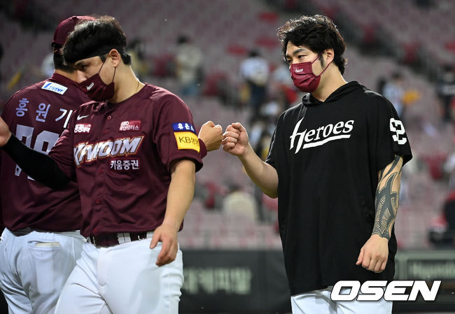 4안타 1타점 맹활약 펼쳤던 박병호가 홍원기 감독과 하이파이브를 하고 있다. 2021.09.30 /cej@osen.co.kr