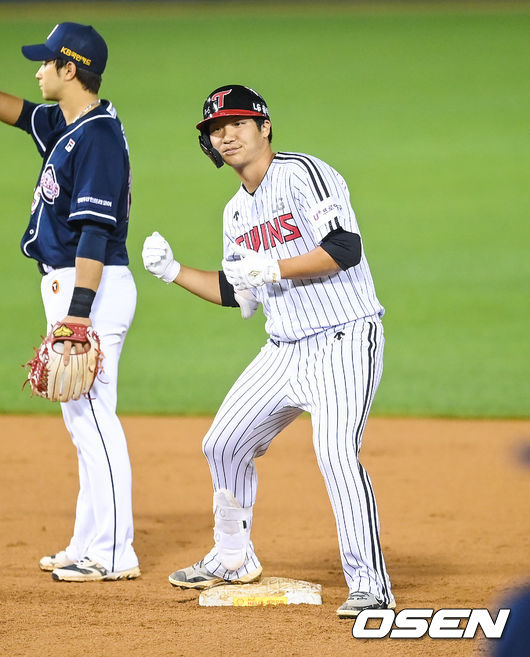 30일 오후 서울 잠실구장에서 2021 신한은행 SOL KBO리그 LG 트윈스와 두산 베어스의 경기가 진행됐다.4회말 1사 1,3루 LG 문보경이 동점 1타점 적시 2루타를 날린뒤 세리머니를 하고 있다.  2021.09.30 / soul1014@osen.co.kr