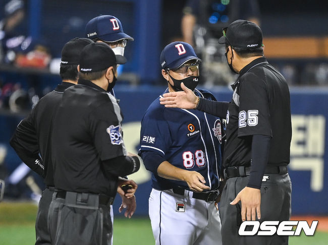 30일 오후 서울 잠실구장에서 2021 신한은행 SOL KBO리그 LG 트윈스와 두산 베어스의 경기가 진행됐다.5회말 1사 1,2루 LG 문보경의 1타점 적시타때 2루 주자 이영빈이 비디오판독 끝에 두산 최용제 포수의 진루방해로 득점 성공했다. 두산 김태형 감독이 이 비디오판독에 박기택 2루심에게 항의하고 있다.   2021.09.30 / soul1014@osen.co.kr