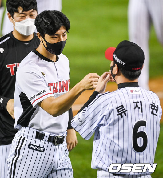 경기종료 후 승리투수가 된 LG 이정용이 류지현 감독과 하이파이브를 하고 있다.  2021.09.30 / soul1014@osen.co.kr