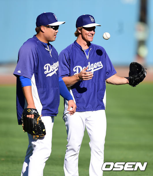 LA 다저스 시절 류현진과 잭 그레인키(오른쪽) /OSEN DB
