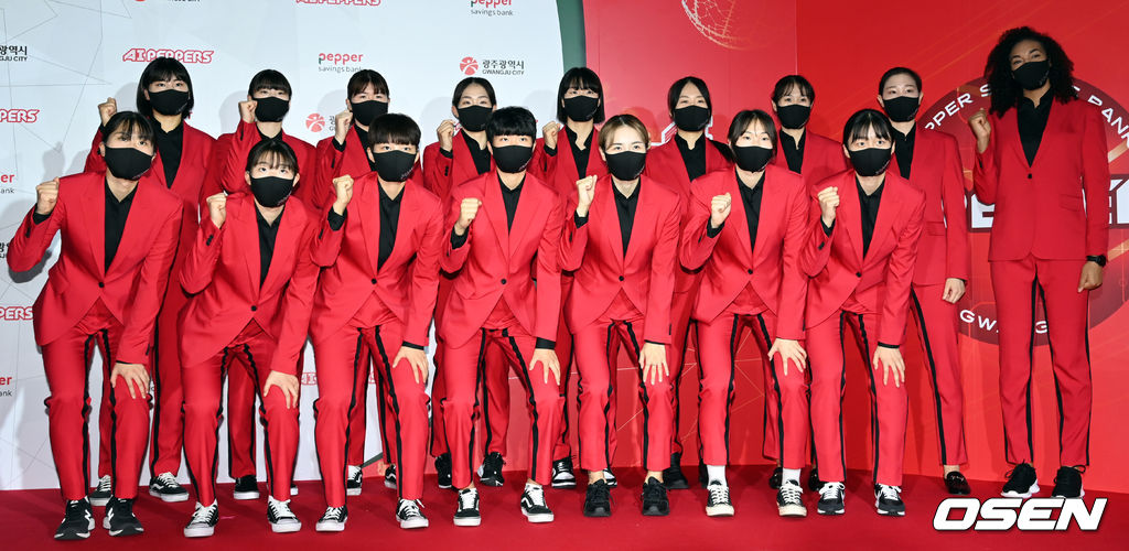 창단식에 앞서 페퍼저축은행 선수들이 포토타임을 갖고 있다. 2021.09.30 /cej@osen.co.kr