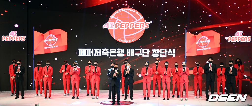 페퍼저축은행 장매튜 구단주와 김형실 감독을 비롯한 선수들이 창단을 기념하는 박수를 보내고 있다. 2021.09.30 /cej@osen.co.kr