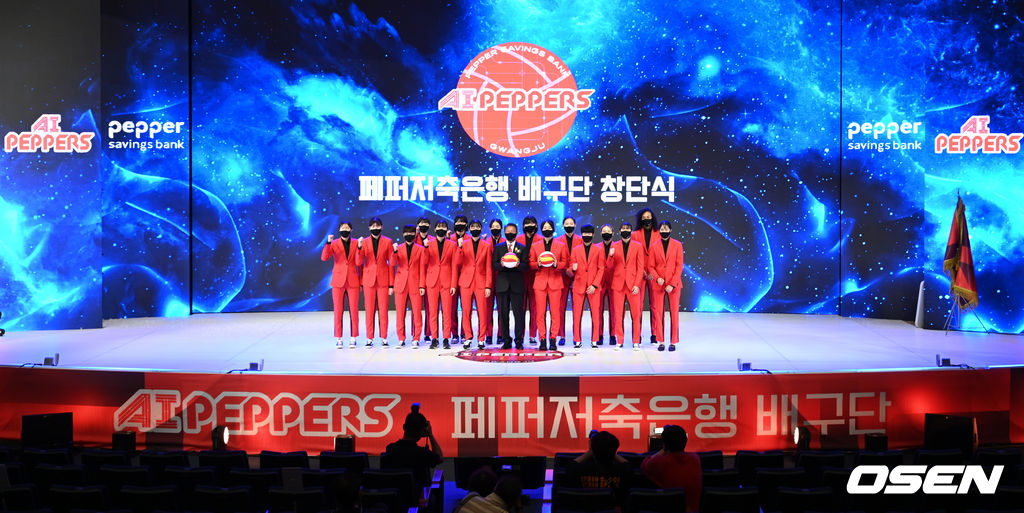 페퍼저축은행 장매튜 구단주와 김형실 감독을 비롯한 선수들이 포즈를 취하고 있다. 2021.09.30 /cej@osen.co.kr