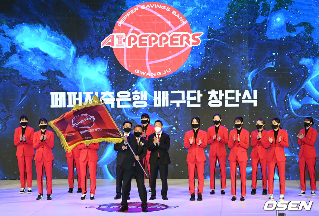 페퍼저축은행 AI페퍼스 장매튜 구단주가 구단기를 흔들고 있다.  2021.09.30 /cej@osen.co.kr