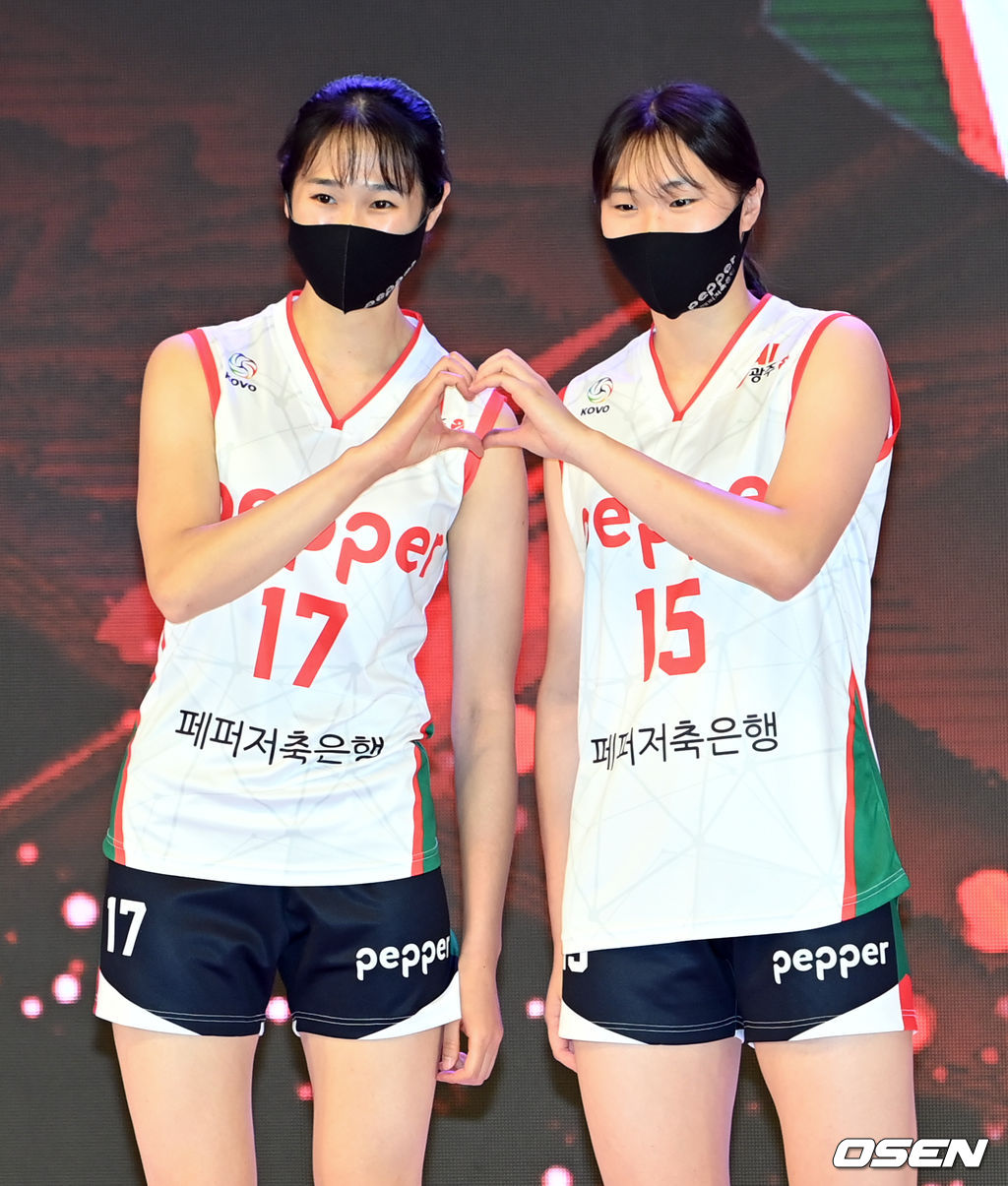 페퍼저축은행 하혜진, 박사랑이 포즈를 취하고 있다. 2021.09.30 /cej@osen.co.kr