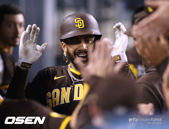 [사진] 샌디에이고의 페르난도 타티스 주니어가 1일(한국시간) LA 다저스와의 경기 5회서 다저스타디움 밖으로 나가는 초대형 홈런을 날린 뒤 덕아웃에서 동료들의 축하를 받고 있다. ⓒGettyimages(무단전재 및 재배포 금지)