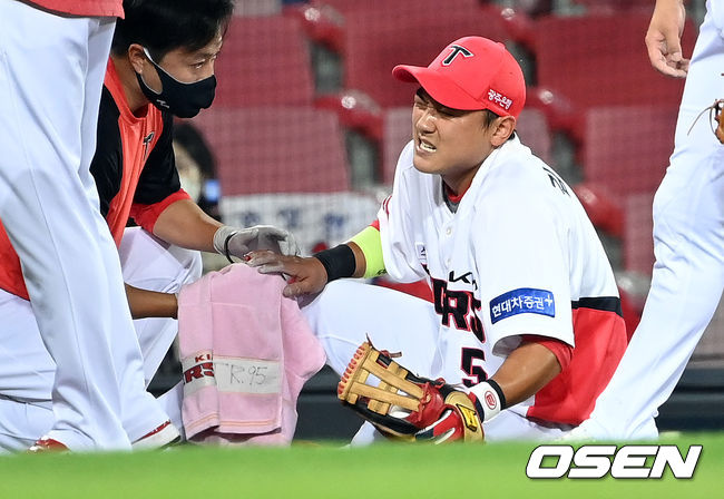 KIA 김태진이 9월30일 키움과의 경기에서 박병호의 내야안타 때 오른 손가락에 부상을 입으며 고통스러워하고 있다./OSEN DB