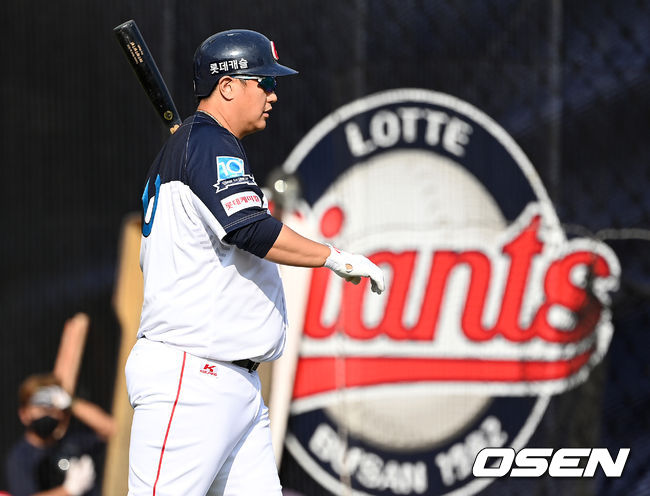 1일 오후 부산 사직야구장에서 ’2021 신한은행 SOL KBO 리그' 롯데 자이언츠와 KT 위즈의 더블헤더 1차전 경기가 열렸다.1회말 2사에서 롯데 이대호가 타석에 들어서고 있다. 2021.10.01 /sunday@osen.co.kr