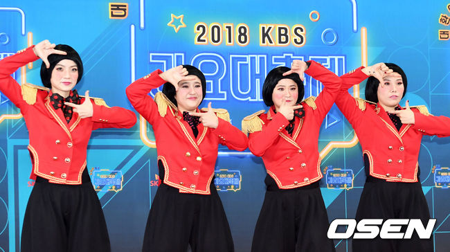가수 셀럽파이브가 28일 오후 서울 여의도 KBS에서 열린 '2018 KBS 가요대축제'에 참석해 레드카펫 행사를 갖고 있다. /jpnews@osen.co.kr