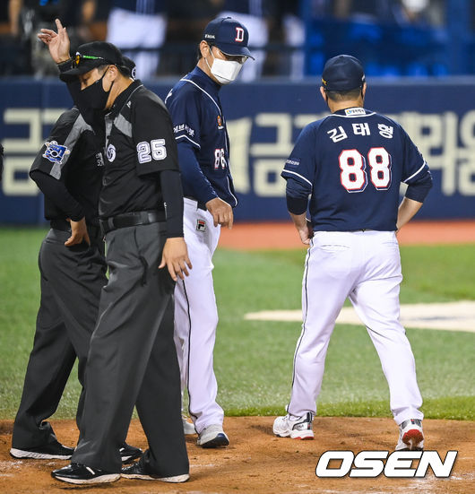 30일 오후 서울 잠실구장에서 2021 신한은행 SOL KBO리그 LG 트윈스와 두산 베어스의 경기가 진행됐다.5회말 1사 1,2루 LG 문보경의 1타점 적시타때 2루 주자 이영빈이 비디오판독 끝에 두산 최용제 포수의 진루방해로 득점 성공했다. 비디오판독 이후 항의한 두산 김태형 감독이 퇴장당하고 있다. 2021.09.30 / soul1014@osen.co.kr