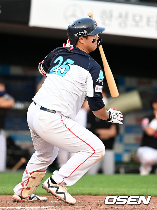 1일 오후 부산 사직야구장에서 ’2021 신한은행 SOL KBO 리그' 롯데 자이언츠와 KT 위즈의 더블헤더 1차전 경기가 열렸다.8회말 2사 2루에서 롯데 한동희가 좌중간 적시타를 치고 있다. 2021.10.01 /sunday@osen.co.kr