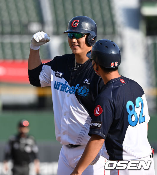 1일 오후 부산 사직야구장에서 ’2021 신한은행 SOL KBO 리그' 롯데 자이언츠와 KT 위즈의 더블헤더 1차전 경기가 열렸다.3회말 1사에서 롯데 이대호가 우전 안타를 치고 세리머니를 하고 있다. 이대호는 이 안타로 통산 2,000안타를 기록했다. 2021.10.01 /sunday@osen.co.kr