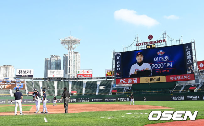 1일 오후 부산 사직야구장에서 ’2021 신한은행 SOL KBO 리그' 롯데 자이언츠와 KT 위즈의 더블헤더 1차전 경기가 열렸다.3회말 1사에서 롯데 이대호가 우전 안타를 치고 세리머니를 하고 있다. 이대호는 이 안타로 통산 2,000안타를 기록했다. 2021.10.01 /sunday@osen.co.kr