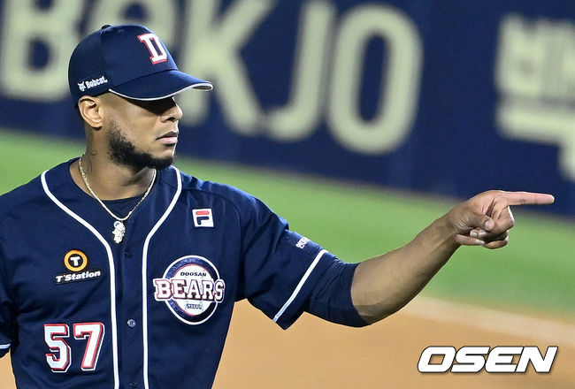 1일 오후 서울 잠실야구장에서 ‘2021 신한은행 SOL KBO리그’ LG 트윈스와 두산 베어스의 경기가 열렸다.6회말 수비를 마치고 두산 미란다가 박세혁을 향해 손짓을 보내고 있다. 2021.10.01 /jpnews@osen.co.kr
