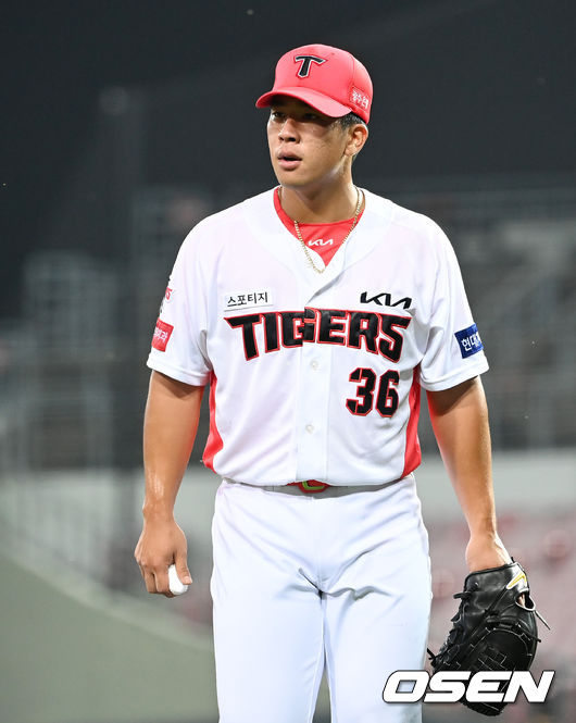 1일 오후 광주기아챔피언스필드에서 ‘2021 신한은행 SOL KBO리그’ KIA 타이거즈와 키움 히어로즈의 경기가 열렸다.4회초 삼자범퇴로 이닝을 마친 KIA 선발 다카하시가 더그아웃으로 향하고 있다. 2021.10.01 /cej@osen.co.kr