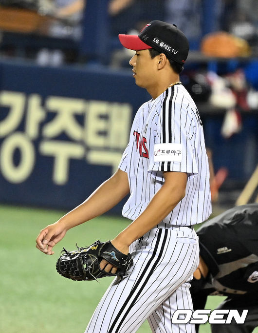 1일 오후 서울 잠실야구장에서 ‘2021 신한은행 SOL KBO리그’ LG 트윈스와 두산 베어스의 경기가 열렸다.6회초 2사 만루에서 등판한 LG 정우영이 두산 양석환에 2타점 적시타를 허용하며 아쉬워하고 있다. 2021.10.01 /jpnews@osen.co.kr