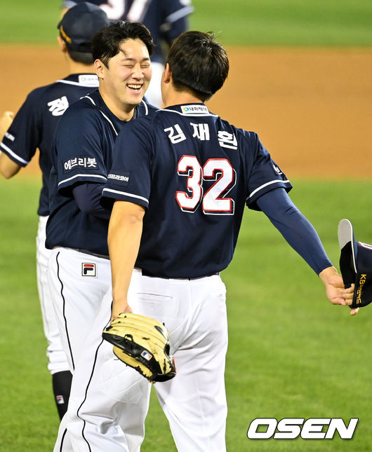 1일 오후 서울 잠실야구장에서 ‘2021 신한은행 SOL KBO리그’ LG 트윈스와 두산 베어스의 경기가 열렸다.6회초 2사 만루에서 2타점 적시타를 날린 두산 양석환이 김재환과 즐거워하고 있다. 2021.10.01 /jpnews@osen.co.kr