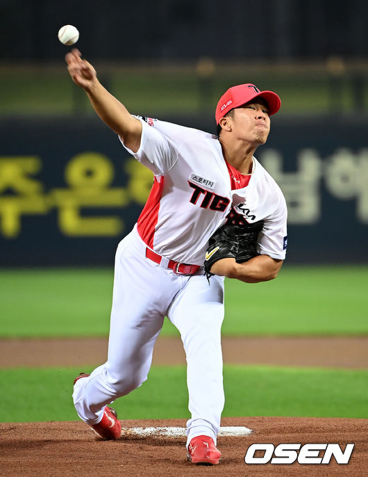 1일 오후 광주기아챔피언스필드에서 ‘2021 신한은행 SOL KBO리그’ KIA 타이거즈와 키움 히어로즈의 경기가 열렸다. 1회초 KIA 선발 다카하시가 힘차게 공을 던지고 있다. 2021.10.01 /cej@osen.co.kr