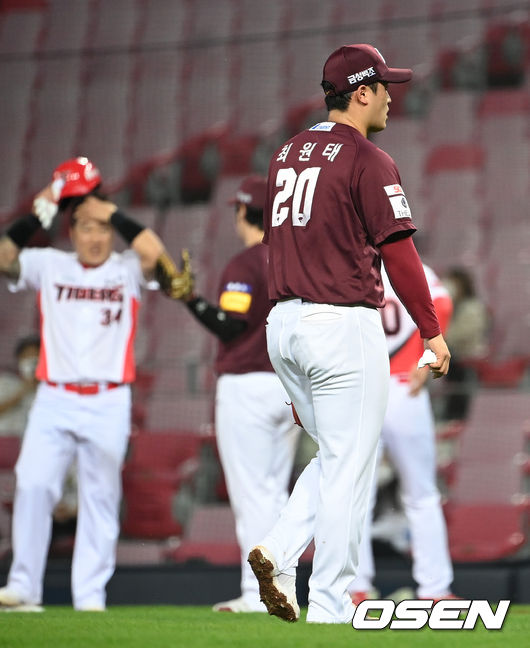 1일 오후 광주기아챔피언스필드에서 ‘2021 신한은행 SOL KBO리그’ KIA 타이거즈와 키움 히어로즈의 경기가 열렸다. 3회말 무사 1루 키움 선발 최원태가 교체되고 있다. 2021.10.01 /cej@osen.co.kr