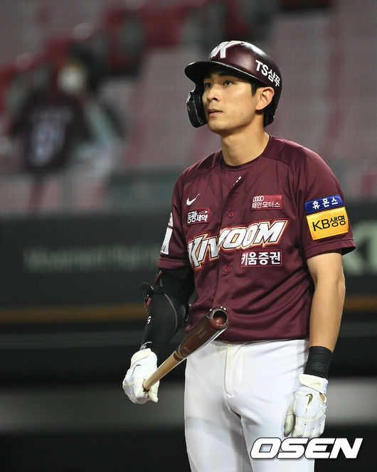 KIA 타이거즈가 새로운 외국인투수 보 다카하시를 앞세워 3연패를 탈출했다. KIA는 1일 광주-기아 챔피언스필드에서 열린 '2021 신한은행 SOL KBO리그' 키움 히어로즈와의 경기에서 선발 다카하시의 6이닝 무실점 호투, 터커의 2타점 2루타 등 집중력을 발휘하며 6-0으로 승리했다. 9회초 무사 1루 키움 이정후가 헛스윙에 아쉬워하고 있다. 2021.10.01 /cej@osen.co.kr