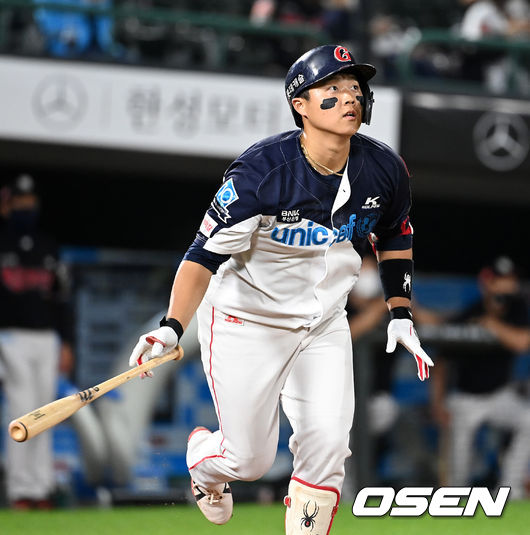 1일 오후 부산 사직야구장에서 ’2021 신한은행 SOL KBO 리그' 롯데 자이언츠와 KT 위즈의 더블헤더 2차전 경기가 열렸다.4회말 2사 1루에서 롯데 한동희가 우월 투런 홈런을 치고 있다. 2021.10.01 /sunday@osen.co.kr