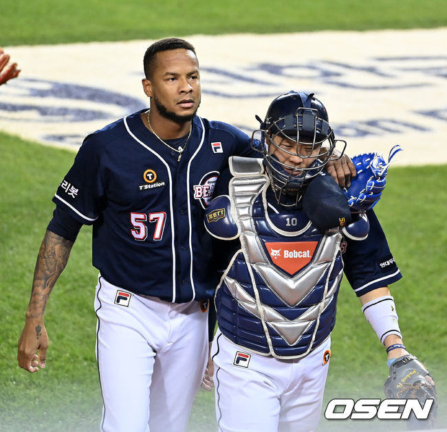 1일 오후 서울 잠실야구장에서 ‘2021 신한은행 SOL KBO리그’ LG 트윈스와 두산 베어스의 경기가 열렸다.6회말 수비를 마치고 두산 미란다가 박세혁과 어깨동무를 하고 더그아웃으로 향하고 있다. 2021.10.01 /jpnews@osen.co.kr