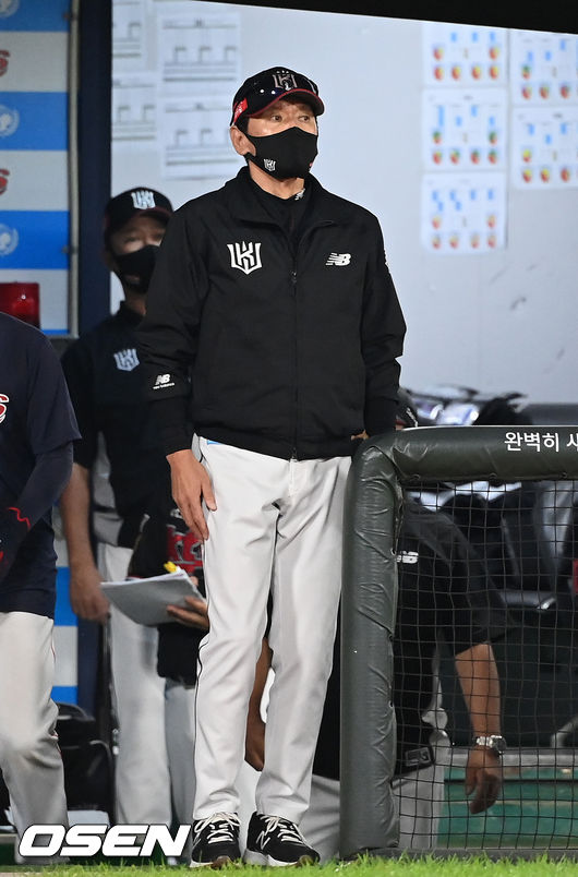 1일 오후 부산 사직야구장에서 ’2021 신한은행 SOL KBO 리그' 롯데 자이언츠와 KT 위즈의 더블헤더 2차전 경기가 열렸다.9회초 KT 이강철 감독이 더그아웃에서 경기를 바라보고 있다. 2021.10.01 /sunday@osen.co.kr