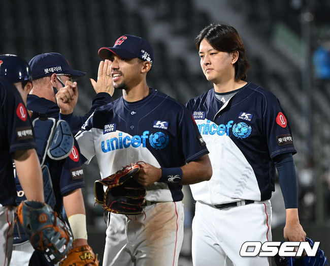 롯데는 1일 부산 사직구장에서 열린 ‘2021 신한은행 SOL KBO리그’ 정규시즌 KT 위즈와의 더블헤더 2차전에서 3-2, 1점차 승리를 따내며 더블헤더 싹쓸이에 성공했다. 이로써 롯데는 3연승에 성공하며 시즌 56승62패4무를 마크했다. 반면 KT는 4연패에 빠지며 68승48패5무를 마크했다.경기 종료 후 롯데 김원중이 동료들과 승리의 기쁨을 나누고 있다. 2021.10.01 /sunday@osen.co.kr