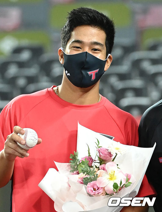 KBO리그 첫승을 거둔 KIA 다카하시가 포즈를 취하고 있다. 2021.10.01 /cej@osen.co.kr