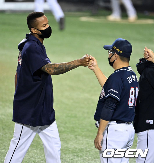 경기를 마치고 두산 미란다가 김태형 감독과 기뻐하고 있다. 2021.10.01 /jpenws@osen.co.kr