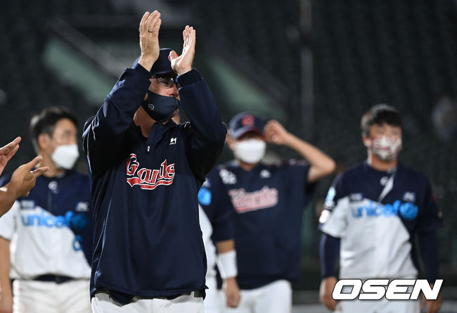 롯데는 1일 부산 사직구장에서 열린 ‘2021 신한은행 SOL KBO리그’ 정규시즌 KT 위즈와의 더블헤더 2차전에서 3-2, 1점차 승리를 따내며 더블헤더 싹쓸이에 성공했다. 이로써 롯데는 3연승에 성공하며 시즌 56승62패4무를 마크했다. 반면 KT는 4연패에 빠지며 68승48패5무를 마크했다.경기 종료 후 롯데 서튼 감독이 승리의 기쁨을 나누고 있다. 2021.10.01 /sunday@osen.co.kr