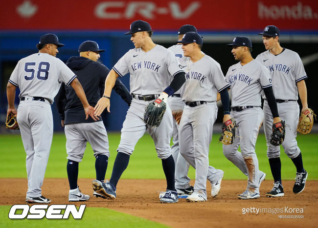 [사진] 뉴욕 양키스 선수들이 지난달 29일(한국시간) 토론토와의 경기에서 승리한 뒤 손을 마주치며 승리를 자축하고 있다.ⓒGettyimages(무단전재 및 재배포 금지)