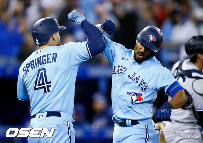 [사진] 토론토의 마커스 시미엔(오른쪽)이 지난달 30일 뉴욕 양키스와의 경기 1회서 홈런을 날린 뒤 조지 스프링어와 팔뚝을 마주 치며 좋아하고 있다. ⓒGettyimages(무단전재 및 재배포 금지)