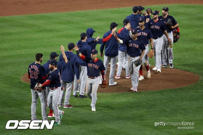 [사진] 보스턴 선수들이 지난달 30일(한국시간) 볼티모어와의 경기에서 6-0으로 완승을 거둔 뒤 하이파이브를 하고 있는 장면. ⓒGettyimages(무단전재 및 재배포 금지)