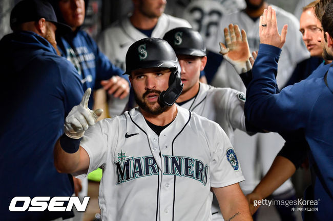 [사진] 시애틀의 루이스 토렌스가 지난달 30일(한국시간) 열렸던 오클랜드와의 경기 4회서 득점을 한 뒤 덕아웃에서 동료들의 축하를 받는 모습. ⓒGettyimages(무단전재 및 재배포 금지)