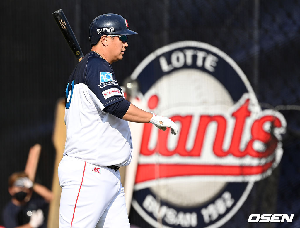 1일 부산 사직야구장에서 열린 ’2021 신한은행 SOL KBO 리그' 롯데 자이언츠와 KT 위즈의 더블헤더 1차전 경기, 3회말 1사에서 롯데 이대호가 타석에 들어서고 있다. 2021.10.01 /sunday@osen.co.kr
