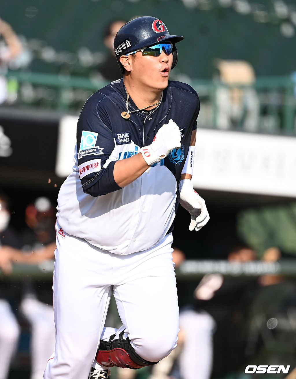 1일 부산 사직야구장에서 열린 ’2021 신한은행 SOL KBO 리그' 롯데 자이언츠와 KT 위즈의 더블헤더 1차전 경기, 3회말 1사에서 롯데 이대호가 우전 안타를 치고 그라운드를 달리고 있다. 2021.10.01 /sunday@osen.co.kr