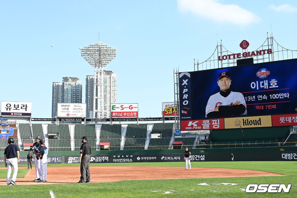 1일 부산 사직야구장에서 열린 ’2021 신한은행 SOL KBO 리그' 롯데 자이언츠와 KT 위즈의 더블헤더 1차전 경기, 3회말 1사에서 롯데 이대호의 13년 연속 100안타 기록이 전광판에 표시되고 있다. 2021.10.01 /sunday@osen.co.kr