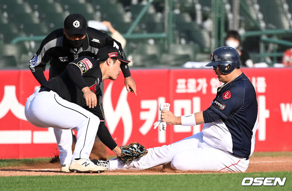 1일 부산 사직야구장에서 열린 ’2021 신한은행 SOL KBO 리그' 롯데 자이언츠와 KT 위즈의 더블헤더 1차전 경기, 3회말 1사 1루에서 롯데 전준우의 우전 안타 때 1루주자 이대호가 3루로 쇄도했지만 태그아웃되고 있다. 2021.10.01 /sunday@osen.co.kr