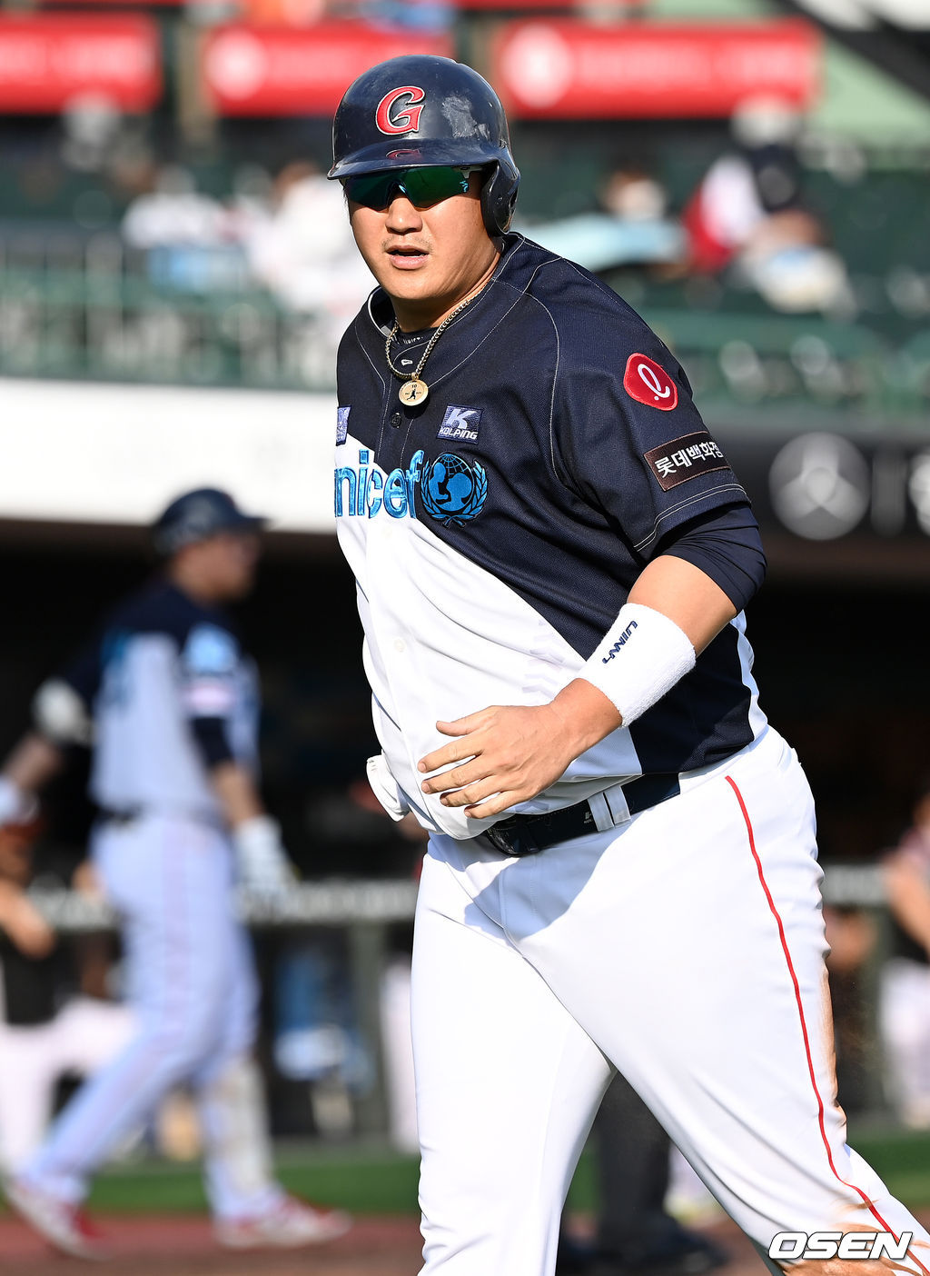 1일 부산 사직야구장에서 열린 ’2021 신한은행 SOL KBO 리그' 롯데 자이언츠와 KT 위즈의 더블헤더 1차전 경기, 3회말 1사 1루에서 롯데 전준우의 우전 안타 때 1루주자 이대호가 3루로 쇄도했지만 태그아웃으로 물러나고 있다. 2021.10.01 /sunday@osen.co.kr