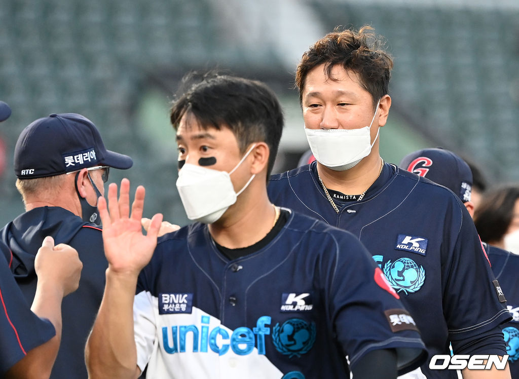 1일 부산 사직야구장에서 열린 ’2021 신한은행 SOL KBO 리그' 롯데 자이언츠와 KT 위즈의 더블헤더 1차전 경기 후 롯데 이대호가 코치진과 승리의 기쁨을 나누고 있다. 2021.10.01 /sunday@osen.co.kr